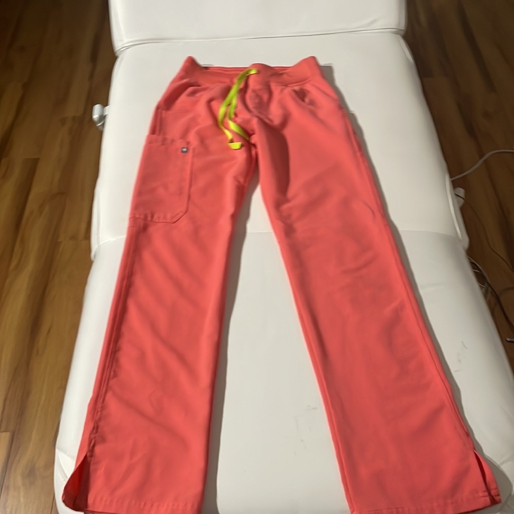 Limited Edition Figs
Hot Coral
Yellow Drawstring
Kade pants XXS/Regular